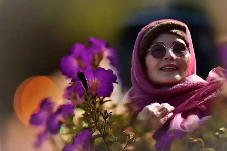 阳光灿烂,笑容满面,万物复苏.