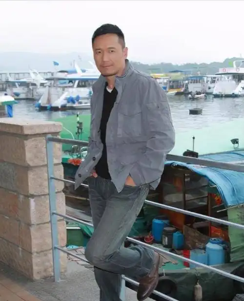 看了65岁苗侨伟的造型,我发现:男人穿衣得体,从容老去才真帅