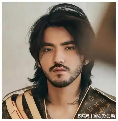 男星留胡子,味道大不同!陈伟霆酷似兵马俑,张智霖像美猴王