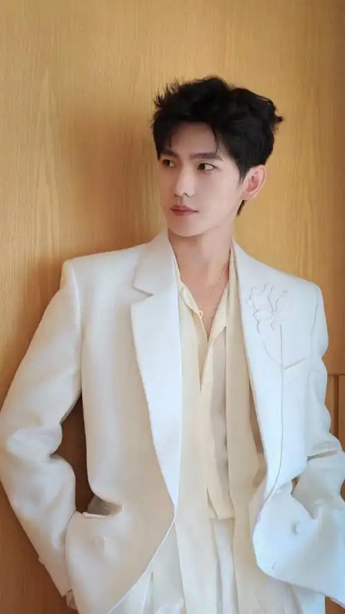 杨洋的海外人气##杨洋山茶白西装