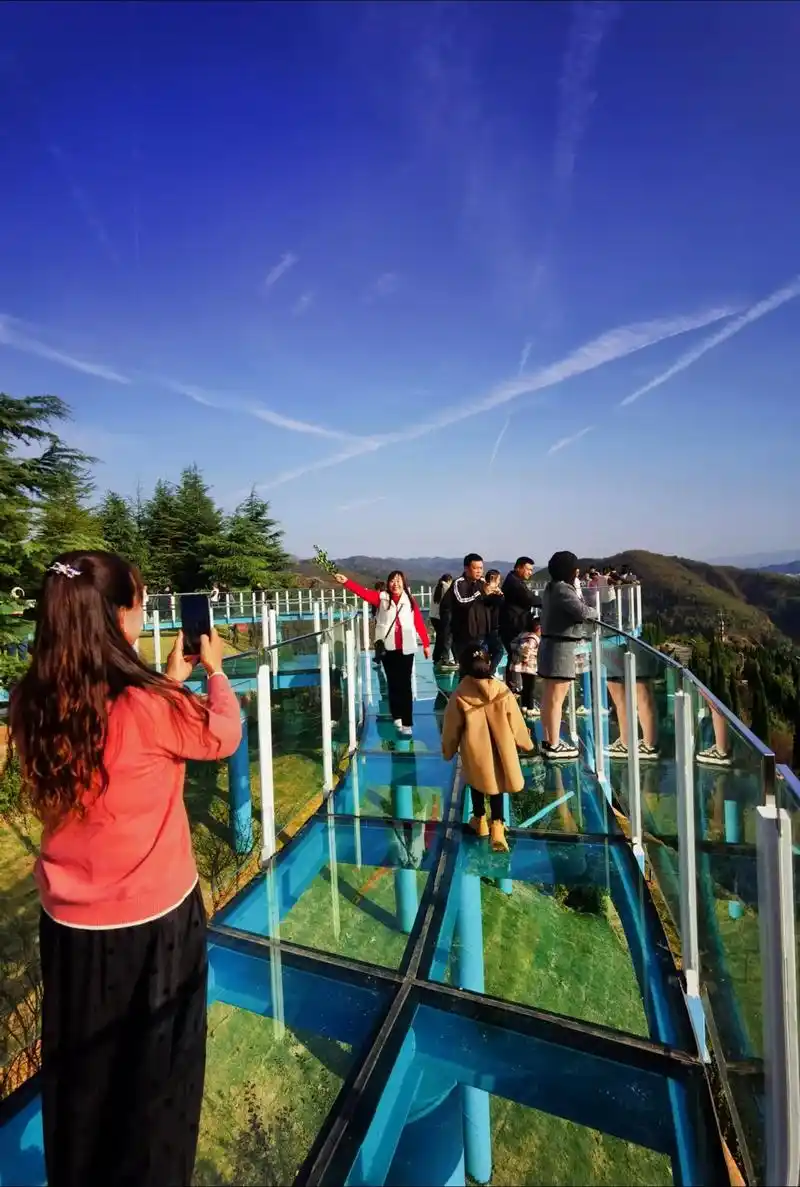 金凤山梅园玻璃栈桥.立冬的一天,天空晴朗,阳光普照,风和日丽 - 抖音