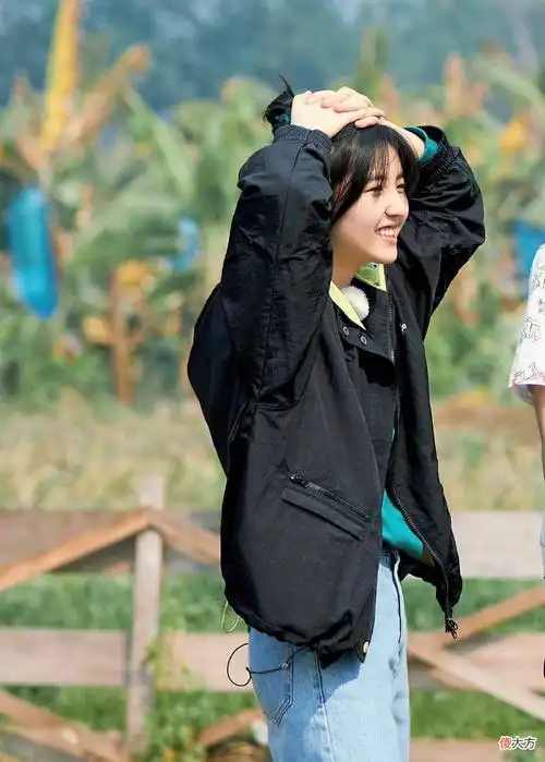 【就爱时尚】《向往的生活》张子枫花海中的造型美翻了,扎高马尾像