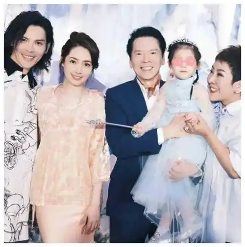 向佐郭碧婷全家出游,向华强陪孙子孙女一脸开心,75岁不显老_家庭_cora