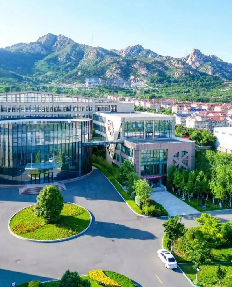 青岛黄海学院航拍图 青岛黄海学院虎山宿舍校区航拍景图这是我在放假