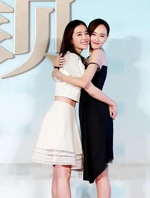 刘亦菲唐嫣同框真养眼黑白裙穿搭默契十足拥抱搭肩感情真好