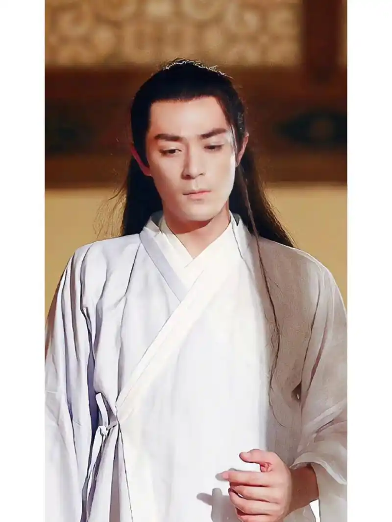 那个曾一度让我们痴迷不已的霍建华,仿佛已经久违于屏幕前.