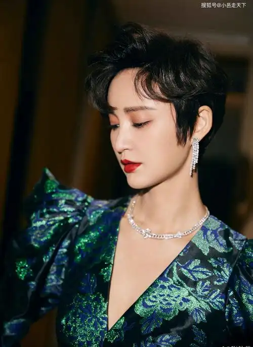 张韵艺绿色礼服性感写真