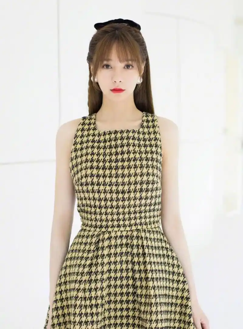 沈梦辰格子裙甜美写真图片
