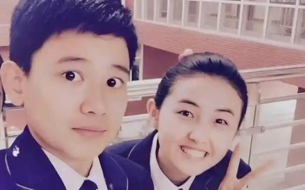 张子枫胡先煦小别离合影,青梅竹马长大了