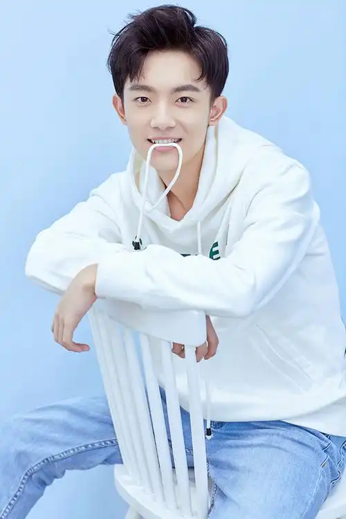 李明德最新写真曝光 气质干净少年感十足 - 360娱乐,你开心就好