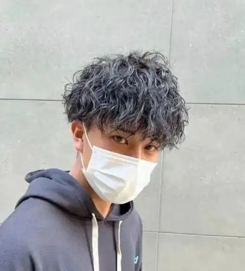 烫了头发的男生,颜值直接飙升哦,这款铲青烫短发发型,蓬松立体又有范