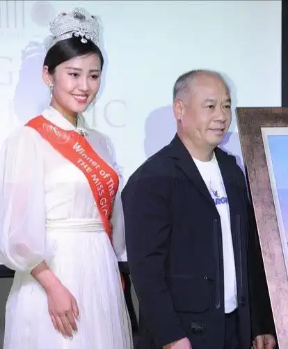 李宁身价过亿,却过度劳累,57岁机能下滑满头白发,妻子风韵犹存