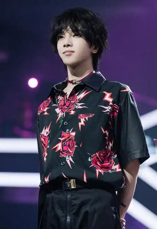 花花华晨宇明日之子同款衣服黑色玫瑰花印花宽松短袖衬衫男女款潮