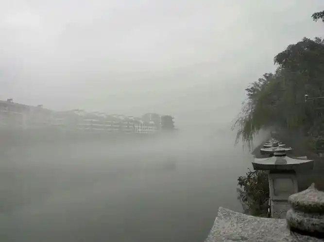 今天下着毛毛雨,县城处在烟雨蒙蒙的细雨下,犹如.