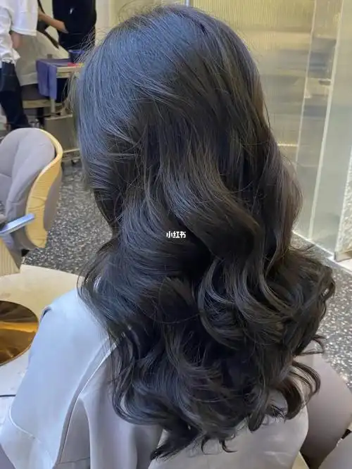 整体发型充满活力,完全不老气哟～懒人必备烫发,超好打理的法式烫发.