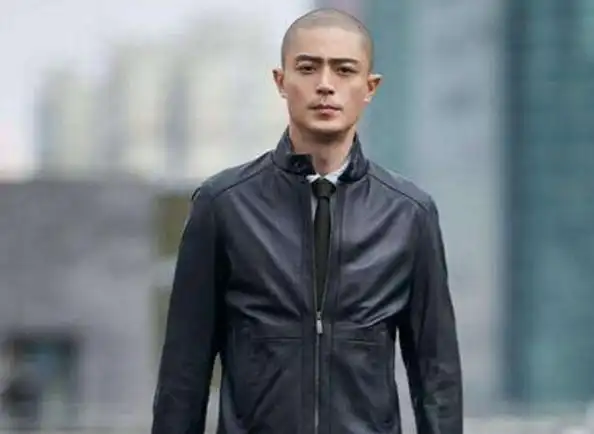 霍建华是可以驾驭光头的男人了,他的光头造型看上去还是那么的帅气,有