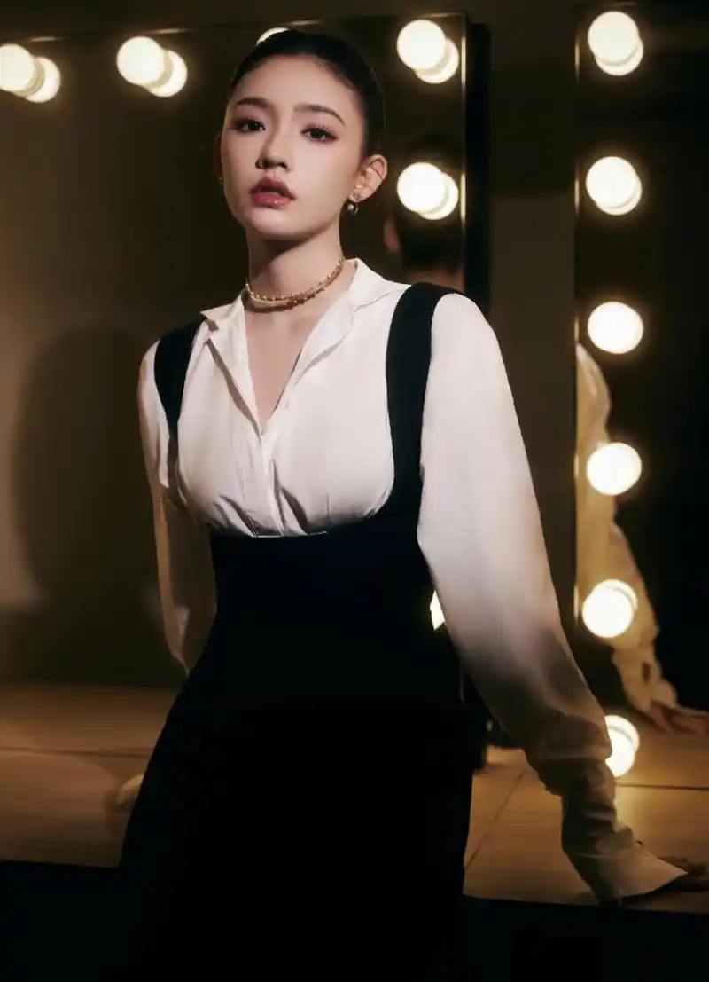 林允绝美白色t恤写真,身材性感气质惊人,太美了!