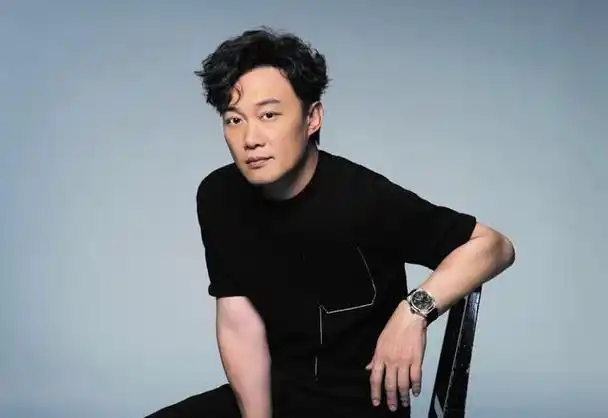 陈奕迅深圳独自坐地铁似路人乘客低头玩手机无人理遭嘲已过气