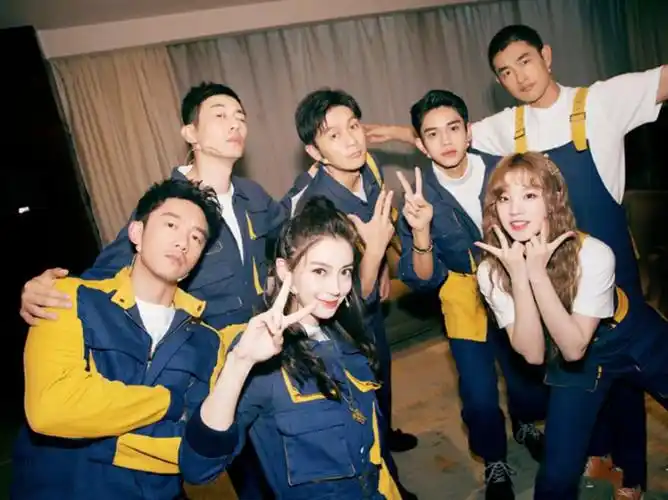 《跑男7》即将登场,邓超晒与陈赫合照,他的体重成亮点