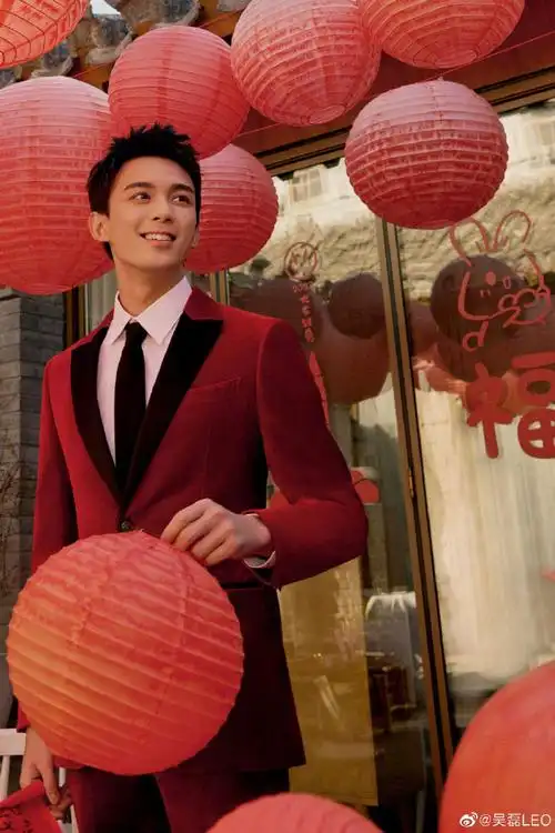 吴磊红色西装造型