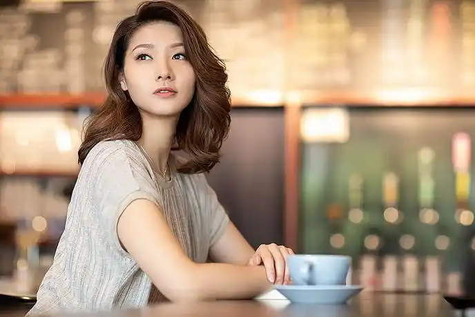 优雅女士在咖啡店看书