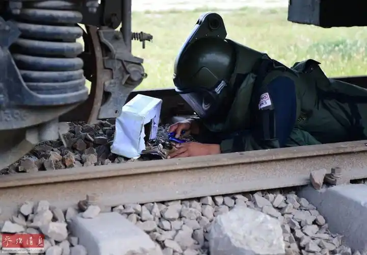 组图:揭密中国武警"拆弹部队" 夏日酷暑中身着搜爆服