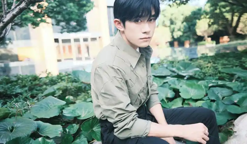 易烊千玺街拍也太帅了吧,穿运动装配绿袜子,元气满满的少年感