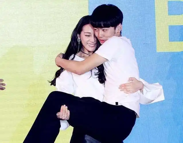 迪丽热巴抱得起半个娱乐圈明星,唯独在鹿晗这变尴尬了!