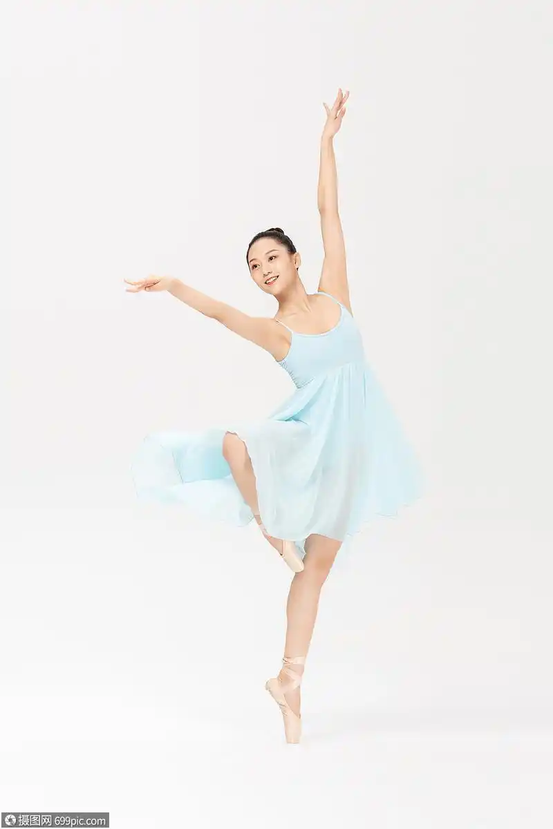 年轻美女跳芭蕾舞舞蹈动作