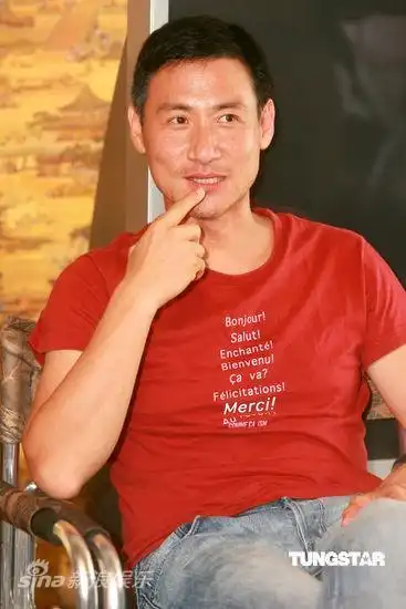 张学友当天衬衫仔裤装扮亮相,与一头清爽短发随意搭配一件黄色小开衫