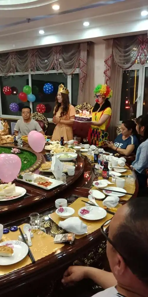 今天是你的生日,借此我们弘源大酒店总经理携全体员工在这里恭祝你