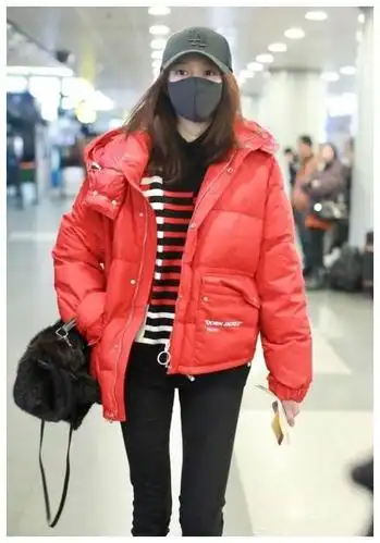 关晓彤穿红色卫衣搭配超短外套,时尚感爆棚,难怪鹿晗喜欢她!