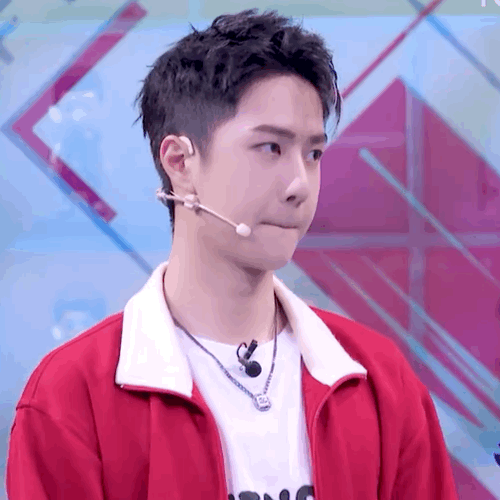 王一博抽盲盒抽到自己喜欢的选手开心到转圈圈握紧小拳拳