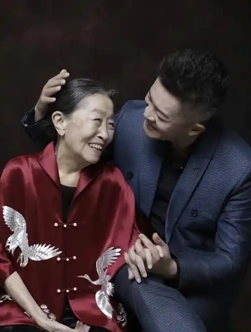 丑娘张少华病逝:晚节不保陷入舆论纷争,杨志刚含泪送完最后一程_儿子