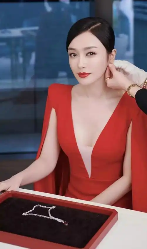 40岁秦岚挑战红色长裙,腰臀比例太完美,轻松凹出"少妇身材"