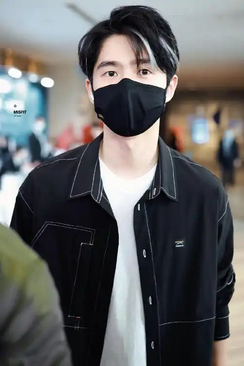 组图刘昊然回归大侦探银色挑染造型帅气