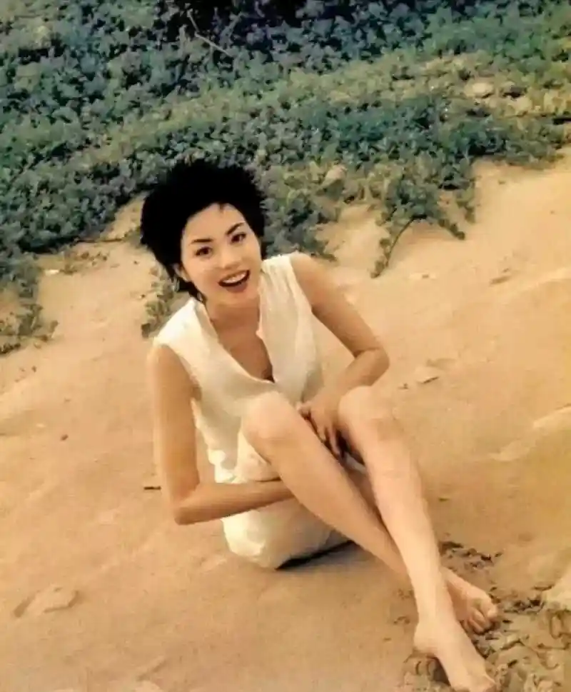 赤足沙滩,玩泥巴的王菲甚是可爱