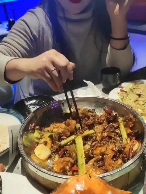 和这样的人一起吃饭,该怎么暗示她不要挑来挑去? ( .