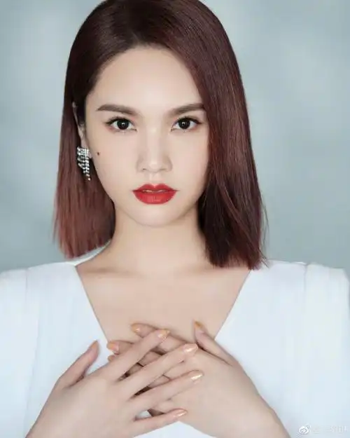 姐姐好飒杨丞琳穿白衣抹红唇气场全开