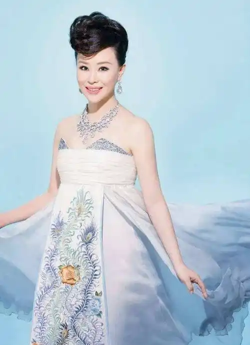 因唱《为了谁》爆红后嫁大37岁富商,被甩后今靠网红滤镜博眼球_祖海