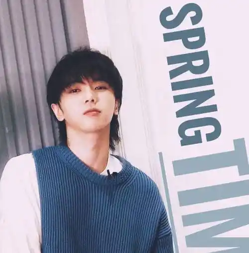 两位老师的年龄都有点大了,在节目中华晨宇就格外留心对老师们的照顾