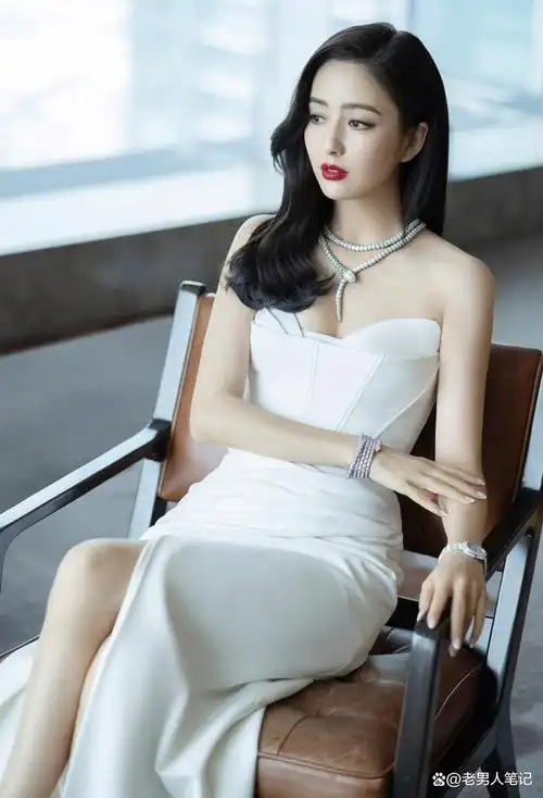 佟丽娅墨色纱裙,红唇点缀,翩然洒脱温柔雅致