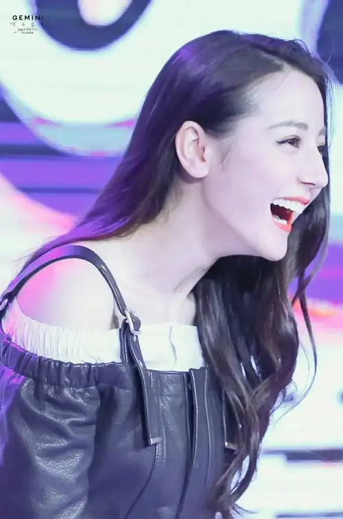 哎呀我觉得迪丽热巴笑起来好好看啊你们谁有她笑的图都甩给我啊不嫌多