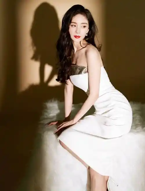 杨幂一袭白色抹胸长裙优雅迷人,曼妙身材尽显无遗,绝对性感撩人-爱