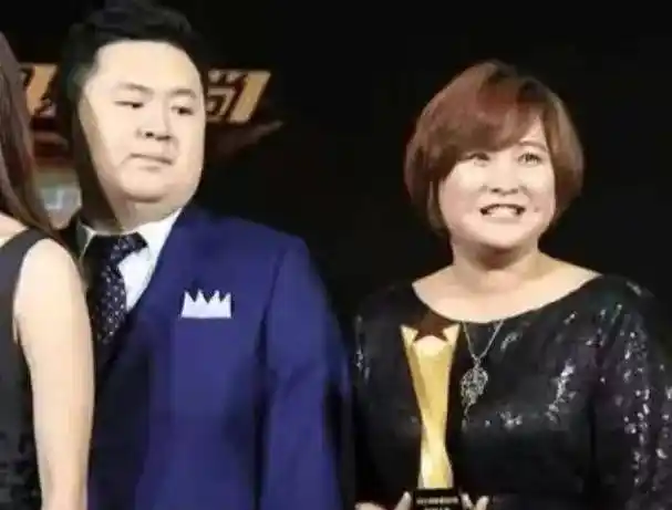 孙集斌与贾玲也是同行,一直都是她身边的人,只是大家也没有太多的注意