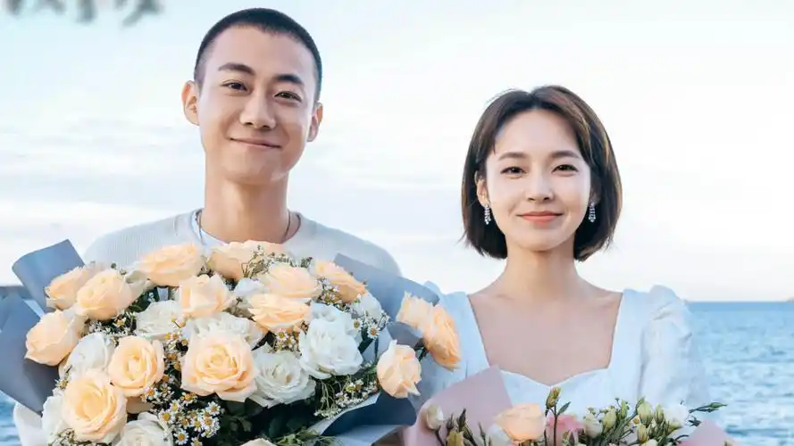 张佳宁男友疑是高至霆去年两人车站被拍男方和屈楚萧是好友