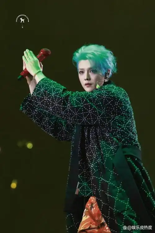 33岁鹿晗梦回exo时期,蓝发造型魅力胜过当年,粉丝说爱豆回来了