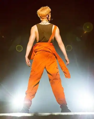 张艺兴演唱会重庆站,橙色工装连体服唱《honey》,像极漫画中战士