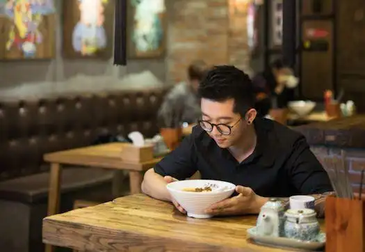 胳膊有很多烫伤,你就知道他是厨师"——北川聊起美味背后的故事