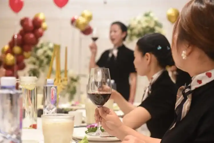 2021新年优雅女人西餐礼仪晚宴